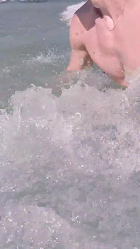 Praia de nudismo, ondas brincando com meu pau macio