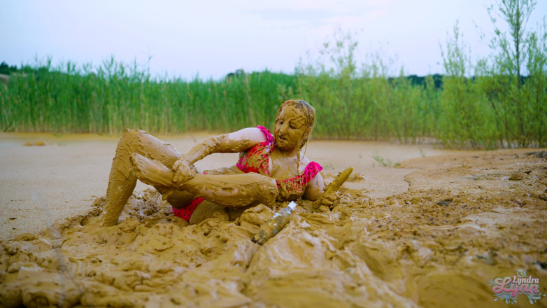 Lyndra Lynn: Orgasmo en lago de barro