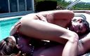 Girl on Girl: कामुक लड़कियां स्विमिंग पूल द्वारा अपनी तंग चूत की जीभ से चुदाई करती हैं