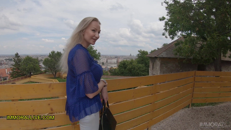 Immoral Family: Stiefvader en stiefzoon halen geile milf op na quarantaine op...