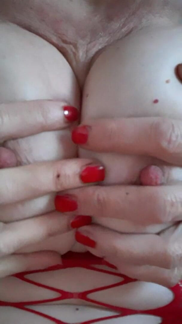 Tinka19: Masturbation in roten dessous