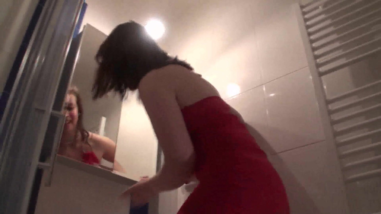 Femdom Austria: Spiczaste obcasy miażdżące ludzką wycieraczki w łazience