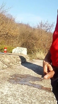 Zkoumání opuštěné budovy a čůrání