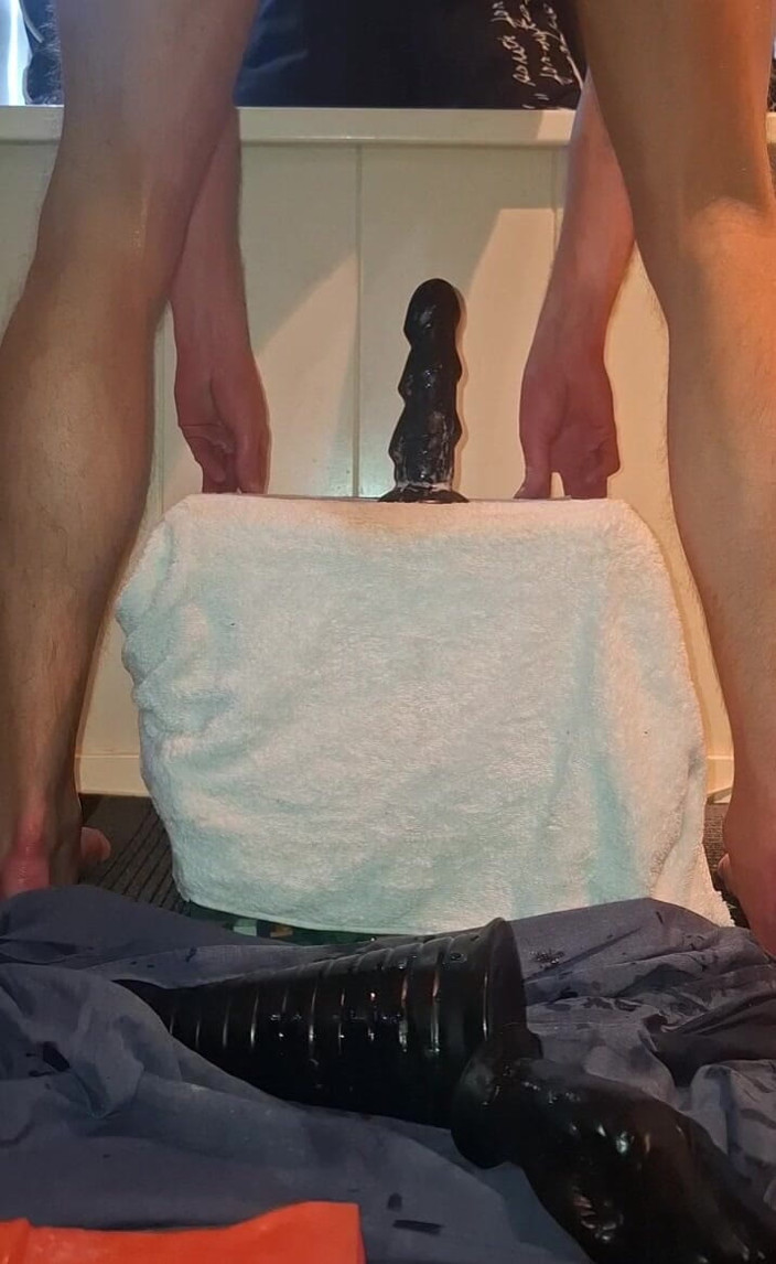 NoFace Twink X: Gioco anale gay solo - dildo enorme e orgasmo con piscio