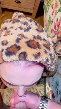 Punto De Vista: Linda Chica Gótica En Pijama De Oso De Peluche Follada En La Cara Y Preñada