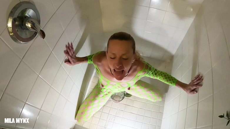Mila Mynx: Neon-schlampe gulps doppelte pisse dusche