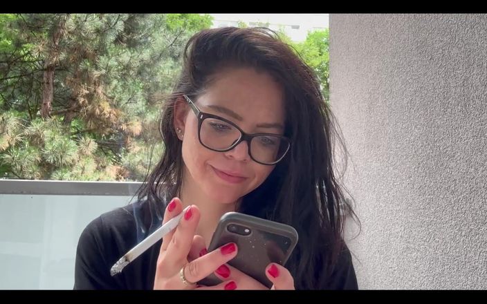 Shione Cooper: Fumer en répondant à mes onlyfans pour vos messages