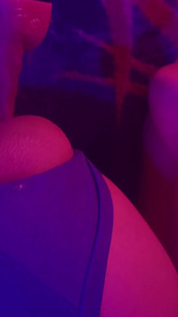 Adoro brincar com meu dildo