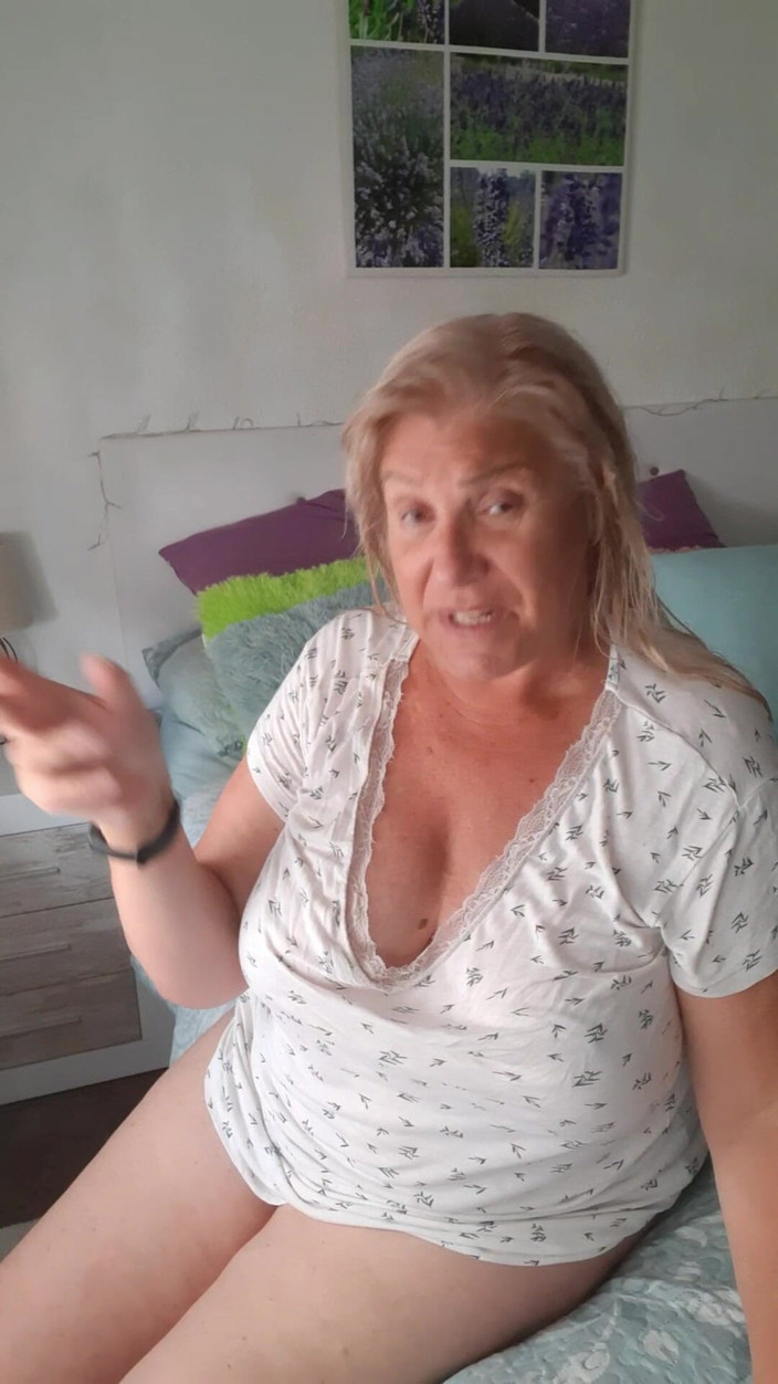 Lady Spain: Fina vorbește în timp ce iese complet din duș și se pregătește