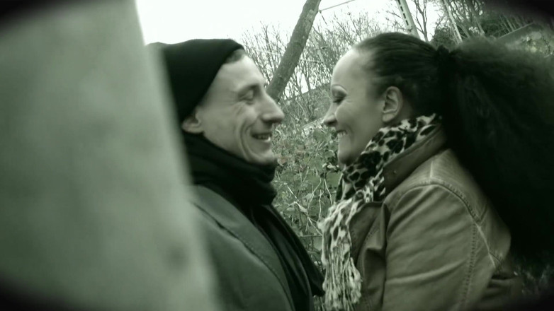 DEUTSCHLAN PORNO XXX: Tante seksi bertato dientot habis-habisan sama kontol raksasa di sofa