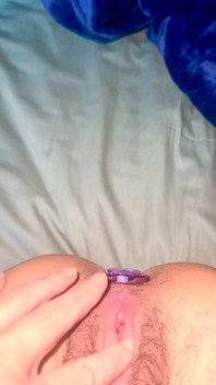 Eerste keer anale neukmachine stiefzus krijgt haar maagdelijke kont geneukt