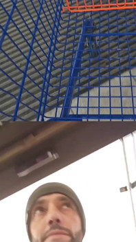 Clarabitch se expune pentru prima dată într-un supermarket - Wallmart cu jucărie uriașă adânc în cur și Deeptroat