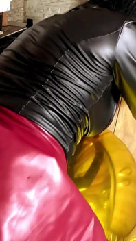 Fetish belon kemurungan berkilat. Merokok kulit, meludah dan menjilat air mani berganda
