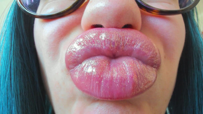 Rarible Diamond: Sudut pandangan dekat bibir berkilau pouting