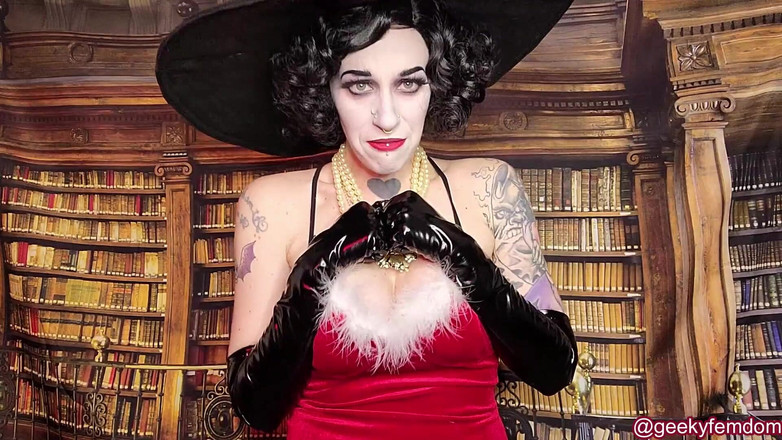 Geeky Femdom: Lady Dimitrescu prezent na wakacje