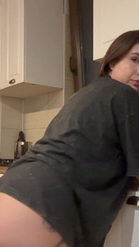 Prdění v kuchyni v tangách