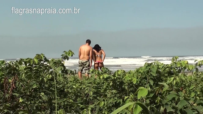 Amateurs videos: Married woman fucks her husband's friend on the beach