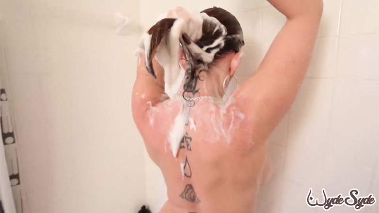 WydeSyde By Sara Jay: Prsatá MILFka Sara Jay se sprchuje
