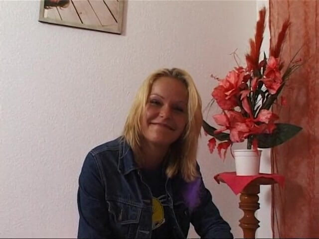 Lucky Cooch: Blonde lieverd gaat naakt en plaagt solo