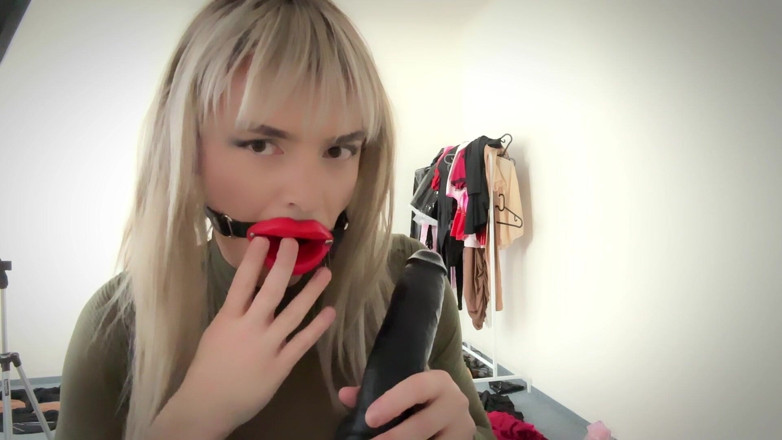 Nicole Nicolette: З кляпом у роті, одягнений і важко смокче