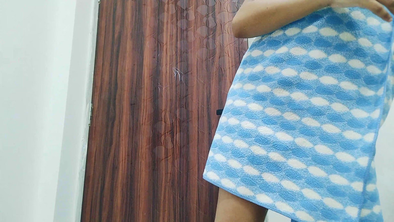 YourUrfi: Knackarsch-mädchen in einer toilette masturbiert mit gurke