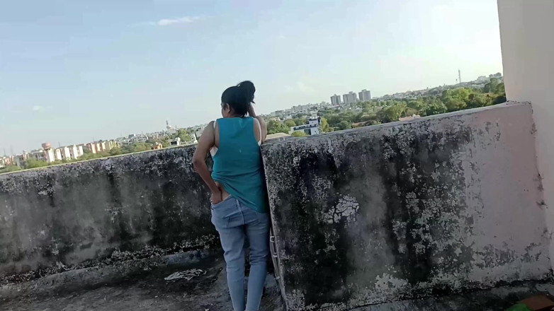 Yourdidipriya: Sedujo a una chica sexy de pie en la terraza...