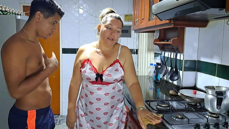 MarieOlsen: 배다른 아들을 유혹하는 방법을 아는 Marie