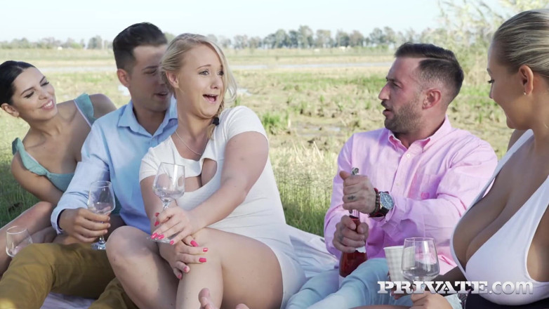 Private.com: Kira Queen, Crystal Swift et Bambi Bella dans une orgie
