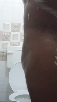 Couple indien dans la salle de bain