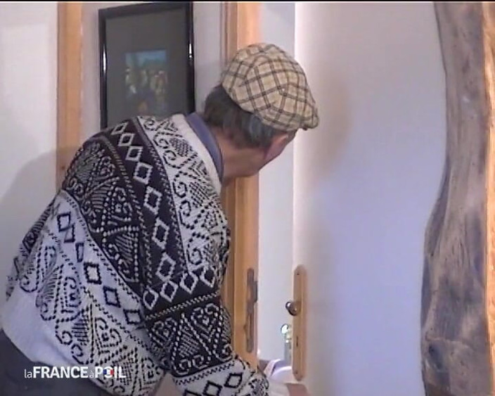 French Gonzo: Logement gratuit pour une petite salope coquine.