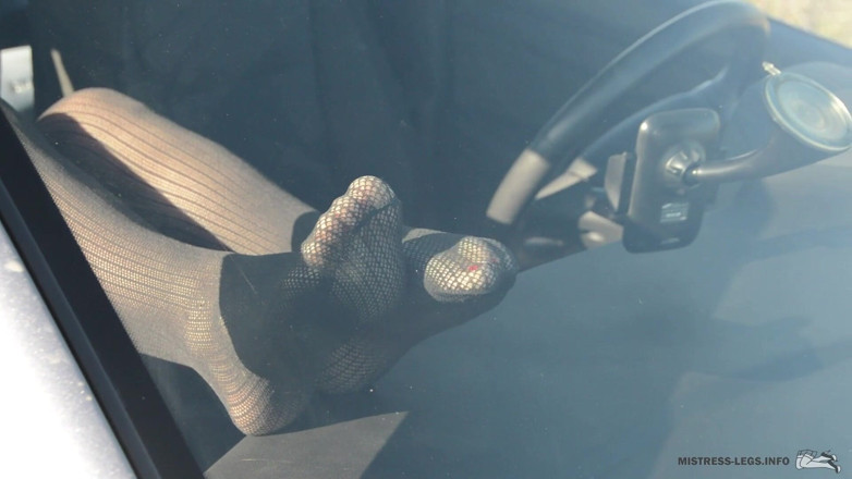 Mistress Legs: Piernas sexy en medias posando en el coche