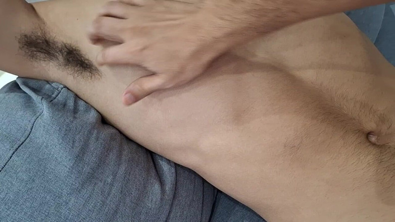 Bare skin man: На диване расслабленно