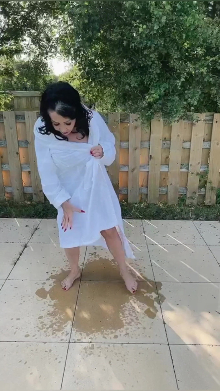 Nicole Dupapillon: คลิปฉากฉี่เซ็กซี่ช่วงฤดูร้อน