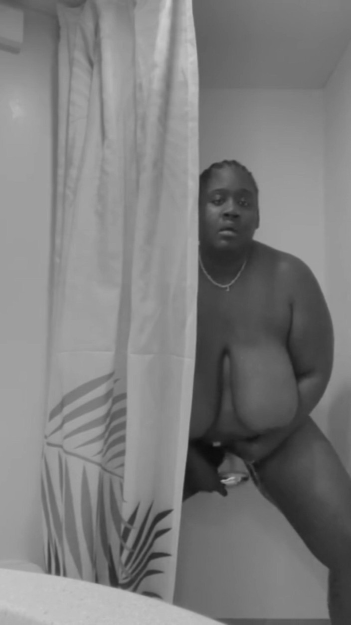 Super sexy ebony cuties: Estimulando mi coño con orgasmo intenso en la ducha