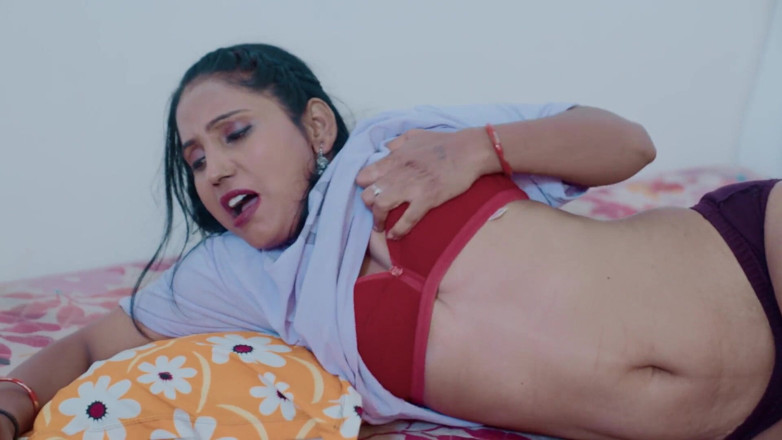 Kilash: Desi ragazza indiana si stava sditalinando la figa mentre guarda...