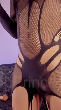 Femboy Ken przebiera się za dziwkę i bawi się tylko swoją wercą w rajstopach