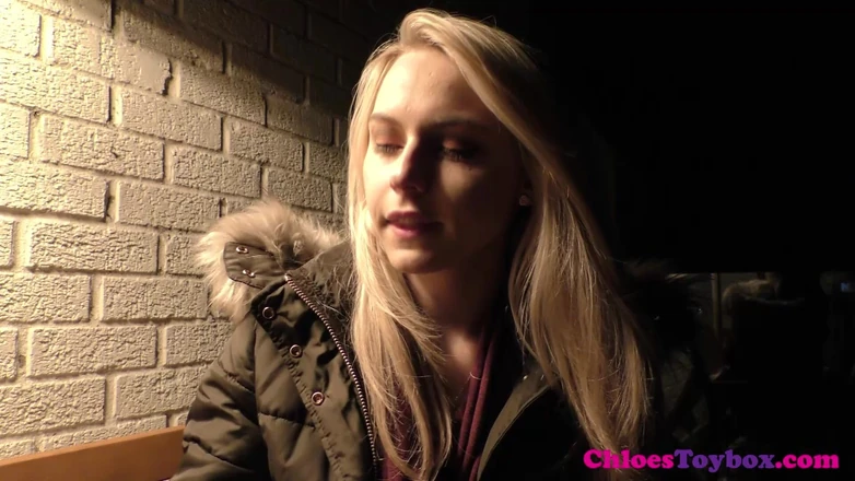 Chloe Toy: Noční kouření