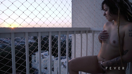 Fever Films: Bruna sul balcone gioca con la figa in modo che...
