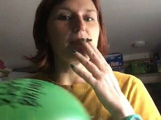 MistressWriggler: Giocando con un palloncino e scoppiandolo contro le mie tette