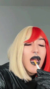 Puta mariquita hablando sucio de cerca fumando y fetiche de labios