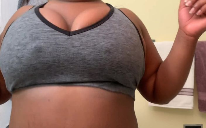 Super sexy ebony cuties: Studsande som pressar ihop mina enorma bröst och pressar ihop...