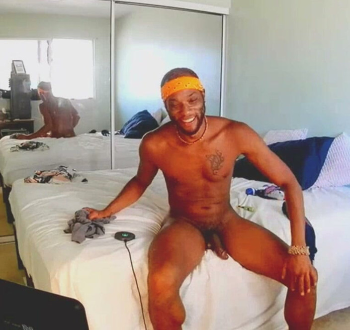 Kennie Jai: sexy dans un string bleu