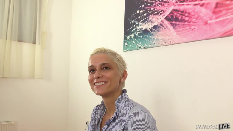 Immoral Live: Wilde vrouw Mila Milan hunkert naar een grote pik