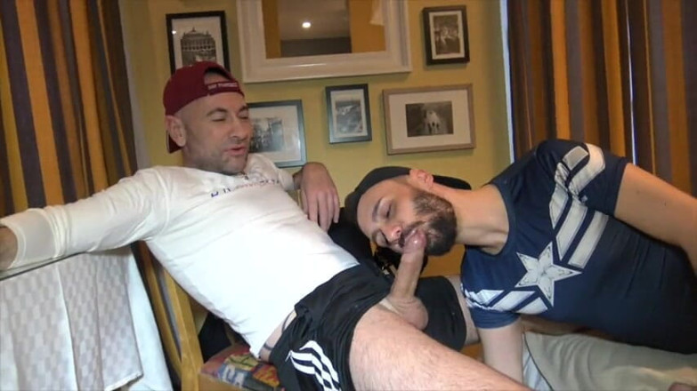 Gaybareback: Cerda esclava en jockstrap preñada por Jess