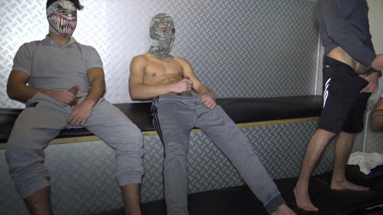 Gaybareback: L'amico francese succhia 3 ragazzi bulgari etero