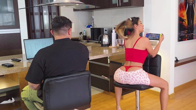 Winter_steph: Hermanastra cachonda muestra su tanga a su hermanastro para que...