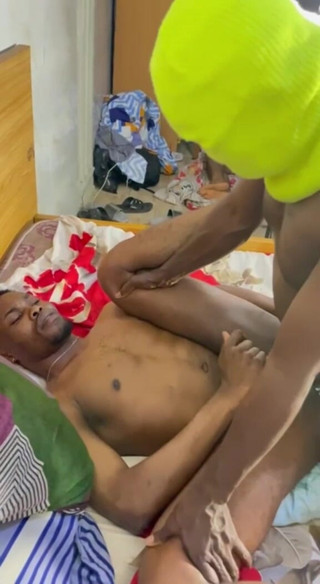 JoelG1: Le cul avait trop faim de la bite de son...