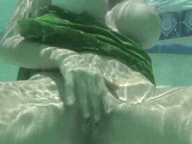 Charlee Chase: Charlee Chases Unterwasser-masturbation