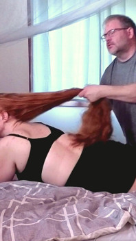 Ruiva Rapunzel - beijo romântico e jogo de cabelo - fetiche por cabelos ruivos longos