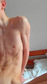 Velký čůrák potřebuje hodně honění, aby se udělal tvrdě